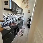 Les Roitelets Paris - T2 - Thème Parisien - Entièrement Neuf - Classé 2 étoiles - Proche Centre-ville&thermes - Ménage Et Linge De Maison Inclus Appartamento *