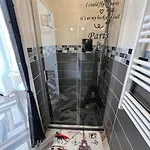 Les Roitelets Paris - T2 - Thème Parisien - Entièrement Neuf - Classé 2 étoiles - Proche Centre-ville&thermes - Ménage Et Linge De Maison Inclus Appartamento *
